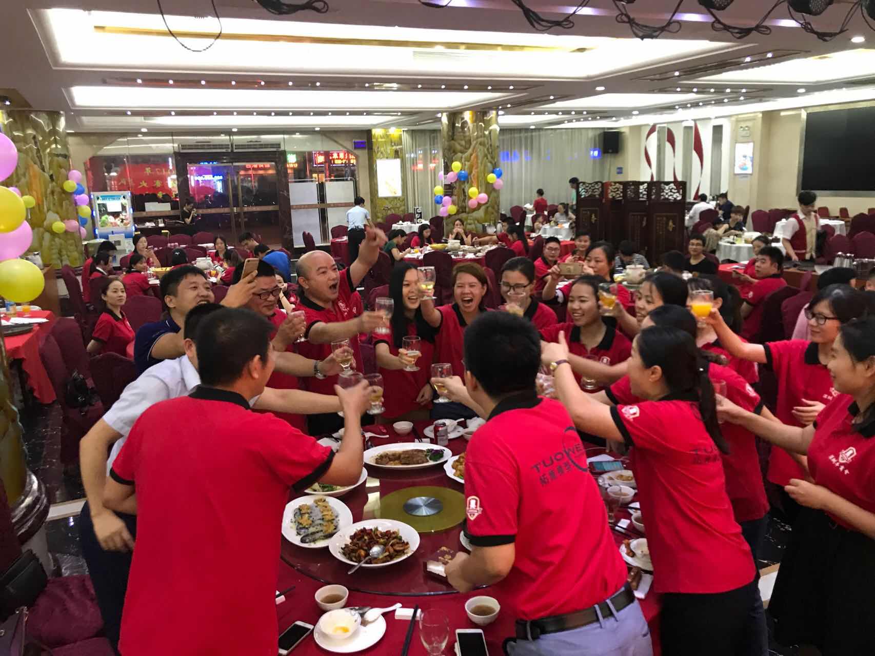 小伙伴舉杯同慶 小伙伴舉杯同慶